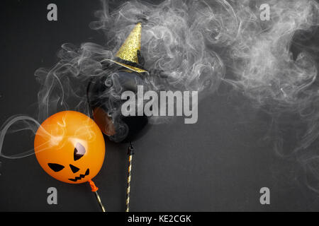 Urlaub, Dekoration und Party Konzept-Ballons für Halloween über schwarzen Hintergrund. top View Stockfoto