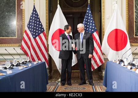 US-Vizepräsident Mike Pence schüttelt während der Treffen zwischen den USA und Japan zum Wirtschaftsdialog am 16. Oktober 2017 in Washington, DC, den stellvertretenden japanischen Premierminister Taro Aso. Stockfoto