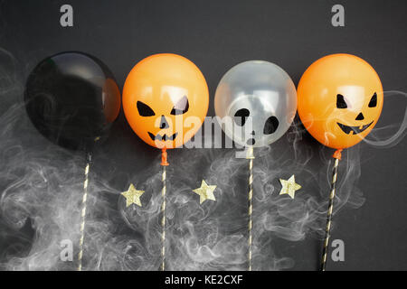 Urlaub, Dekoration und Party Konzept-Ballons für Halloween über schwarzen Hintergrund. top View Stockfoto