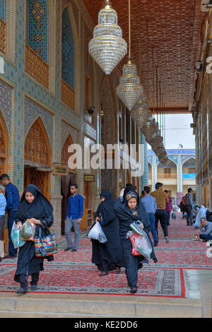 Provinz Fars, Shiraz, Iran - 19. April 2017: Shah Cheragh Heiligtum, iranische Gemeindemitglieder am Eingang zur Moschee. Stockfoto