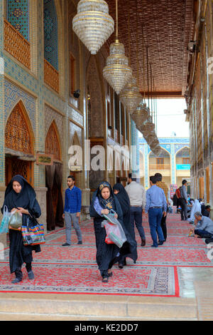 Provinz Fars, Shiraz, Iran - 19. April 2017: Shah Cheragh Heiligtum, iranischen Menschen besuchen die Moschee am Gebet Stunde. Stockfoto