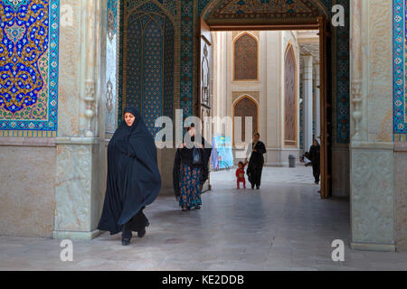 Provinz Fars, Shiraz, Iran - 19. April 2017: Shah Cheragh Heiligtum, islamische Frauen durch das große Tor der Moschee. Stockfoto