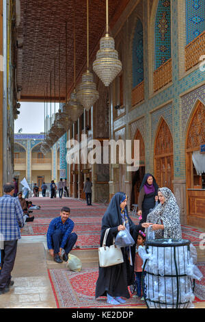 Provinz Fars, Shiraz, Iran - 19. April 2017: Shah Cheragh Heiligtum, iranische Frauen aus nahm ihre Schuhe vor dem Betreten der Moschee. Stockfoto