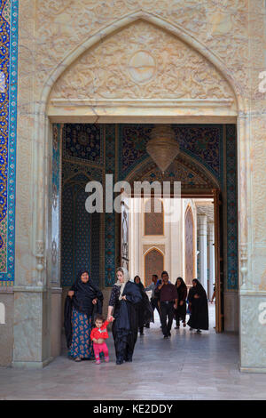 Provinz Fars, Shiraz, Iran - 19. April 2017: Shah Cheragh Heiligtum, muslimische Frauen durch das große Tor der Moschee. Stockfoto