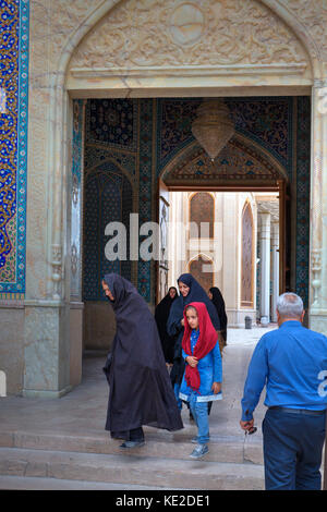 Provinz Fars, Shiraz, Iran - 19. April 2017: Shah Cheragh Heiligtum, iranische Volk durch das große Tor der Moschee. Stockfoto