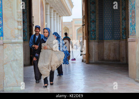 Provinz Fars, Shiraz, Iran - 19. April 2017: Shah Cheragh Heiligtum, muslimischen Gemeindemitglieder Pass durch das große Tor der Moschee, der Iran. Stockfoto