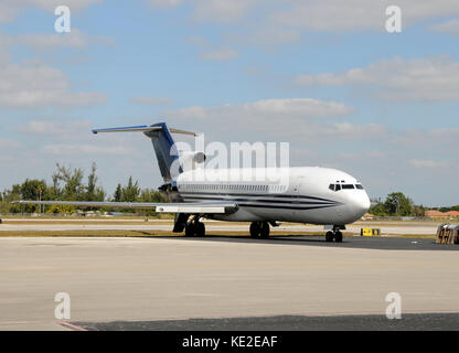 Alte Passenger Jet Flugzeug mit fehlenden Motoren Stockfoto