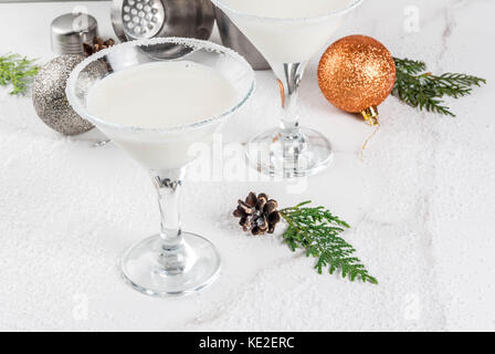 Ideen und Rezepte für Weihnachten trinken. Weiße Schokolade Schneeflocke Martini Cocktail, auf weissem Marmortisch mit Weihnachtsdekoration, Kopie Raum Stockfoto