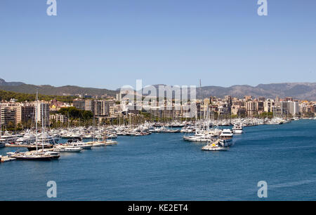 Luftaufnahme von Palma de Mallorca die Stadt und den Hafen. Es ist ein Resort Stadt und Hauptstadt der spanischen Insel Mallorca im westlichen Mittelmeer. Stockfoto