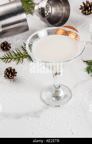 Ideen und Rezepte für Weihnachten trinken. Weiße Schokolade Schneeflocke Martini Cocktail, auf weissem Marmortisch mit Weihnachtsdekoration, Kopie Raum Stockfoto