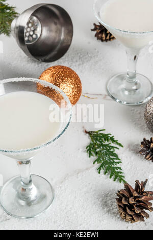 Ideen und Rezepte für Weihnachten trinken. Weiße Schokolade Schneeflocke Martini Cocktail, auf weissem Marmortisch mit Weihnachtsdekoration, Kopie Raum Stockfoto