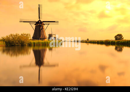 Traditionelle holländische Windmühlen Kinderdijk, unesco-weltkulturerbe, an einem sonnigen Tag Ende Sommer. Reflexion sichtbar auf der Wasseroberfläche. Stockfoto