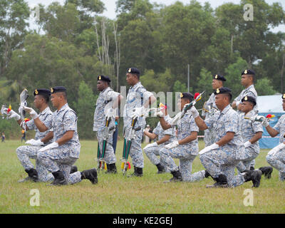 Royal Malaysian Navy team von lumut base Spinnen ihre Gewehre während einer automatischen Bohren Ausstellung in Malaysia. Stockfoto