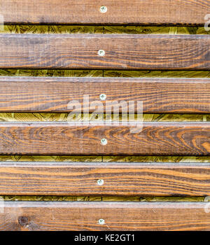 Braun Holzbrett mit Schrauben. Hintergrund, Textur. Stockfoto