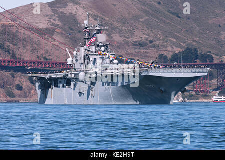 United States Navy Wasp-Klasse amphibisches Schiff USS Essex (LHD-2) fließt durch das goldene Tor. Stockfoto