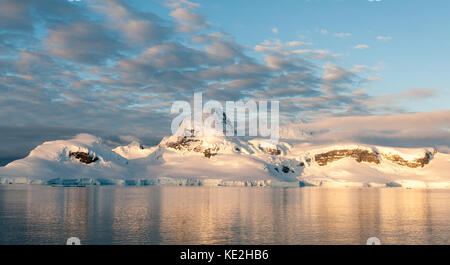 Abendlicht auf schneebedeckte Berge, Anvers Island, Antarktische Halbinsel Stockfoto