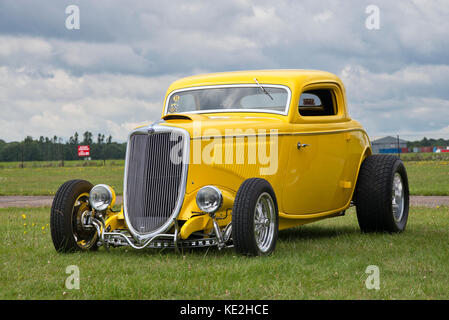 1934 gelben Ford Street Rod Coupé in einem Amerikanischen Auto Show, Essex, England. Classic vintage American Car Stockfoto