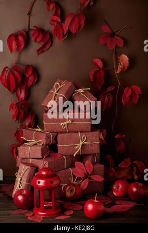 Herbst monochrom still-Leben in Rot- und burgunderfarbenen Tönen. Selektive konzentrieren. Stockfoto