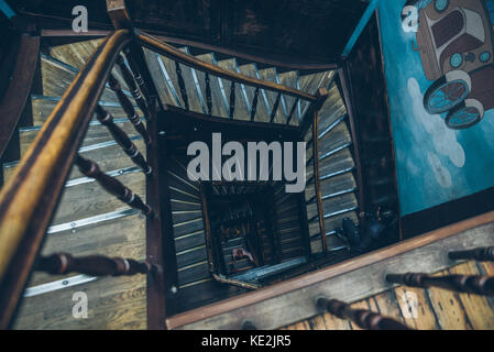 Vintage antik Holztreppe mit schönen dekorativen Geländer und großen