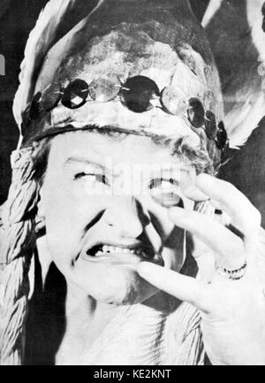 Anna Russell - Nahaufnahme Porträt der englischen Schauspieler, Schauspielerin und Sängerin verkleidet als Wagnersche Heldin b. 27. Dezember 1911. Mit langen Zöpfen, ein Kopf Kleid. Spöttisch. Wagner. Bilden ein Gesicht. Cross eyed.