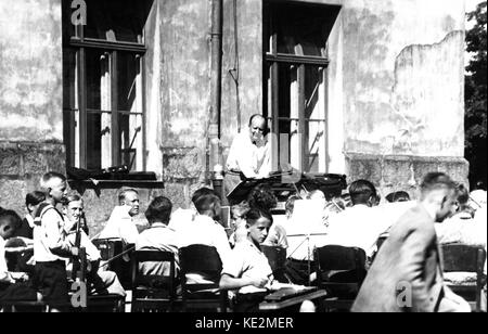 Paul Hindemith, Deutscher Komponist, dirigieren Orchester für Kinder im Freien. 16 November 1895 - 28. Dezember 1963 Stockfoto