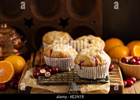 Orange und Cranberry Muffins mit süßen Glasur Stockfoto