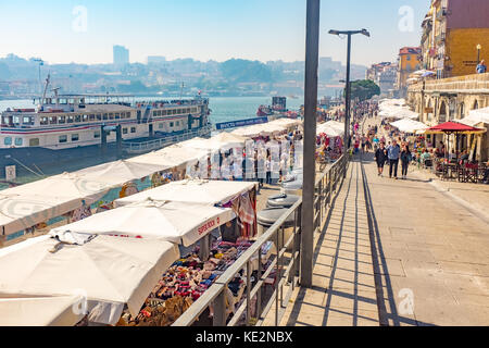 Massen von Touristen, die Bars und Cafes inribeiro Bezirk am Ufer des Douro in Porto, Portugal Stockfoto