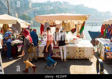 Massen von Touristen, die Bars und Cafes inribeiro Bezirk am Ufer des Douro in Porto, Portugal Stockfoto