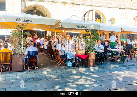 Massen von Touristen, die Bars und Cafes inribeiro Bezirk am Ufer des Douro in Porto, Portugal Stockfoto