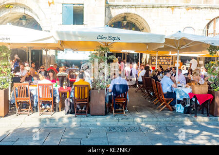 Massen von Touristen, die Bars und Cafes inribeiro Bezirk am Ufer des Douro in Porto, Portugal Stockfoto