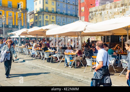 Massen von Touristen, die Bars und Cafes inribeiro Bezirk am Ufer des Douro in Porto, Portugal Stockfoto