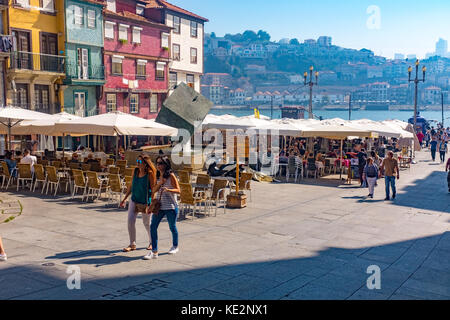 Massen von Touristen, die Bars und Cafes inribeiro Bezirk am Ufer des Douro in Porto, Portugal Stockfoto