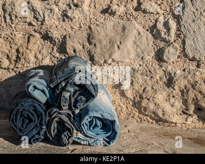 Jeans mit Steinmauer Hintergrund Stockfoto