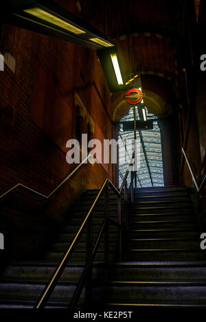 Treppe von der Haupthalle des Bahnhofs St Pancras zur U-Bahn in London, England, Großbritannien Stockfoto