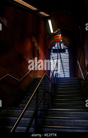 Treppe von der Haupthalle des Bahnhofs St Pancras zur U-Bahn in London, England, Großbritannien Stockfoto