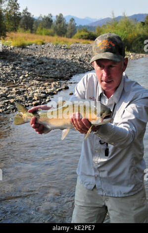Ein Fliegenfischer hefts ein schönes Steelhead in der schönen Trinity River gefangen. Stockfoto