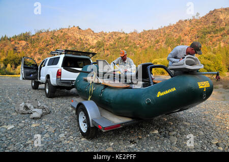Ein paar Fliegenfischer, die bereit sind, Ihr Floß für einen Schwimmer angeln Reise nach Steelhead auf der schönen Trinity River. Stockfoto