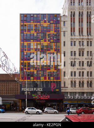 Frontansicht auf der anderen Straßenseite von Pioneer Place amd angrenzenden Art déco-Gebäude. Pioneer Place, Durban, Südafrika. Architekt: designworkshop: Sa, 20. Stockfoto