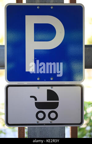 Verkehrszeichen für Parkplatz für Mütter und Kinder Stockfoto