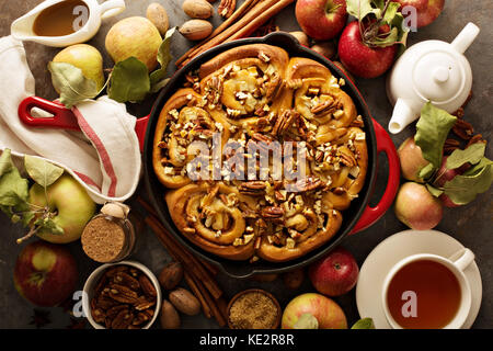 Zimtrollen mit Äpfeln, Karamell und Pecan, Herbst backen Konzept overhead Shot Stockfoto