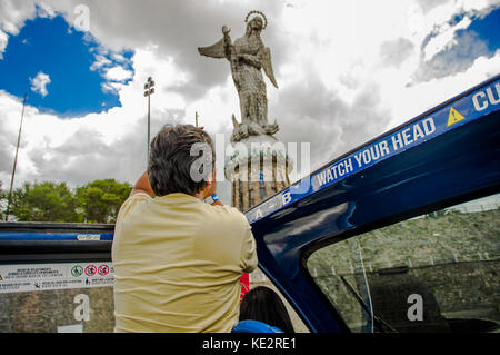 Quito, Ecuador - September 10, 2017: unidentifed Frau, die Bilder von Panecillo Statue und genießen Sie die herrliche Aussicht von touristische Bus um verschiedene touristische Orte in der Stadt Quito in Quito, Ecuador Stockfoto