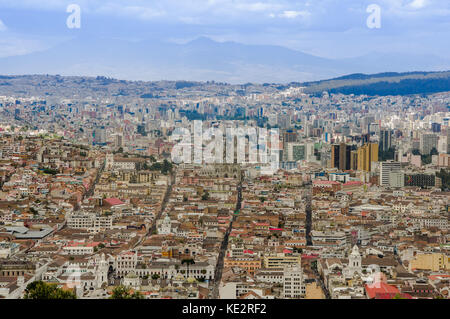 Quito, Ecuador - 10. September 2017: die Basilika von Quito, Ecuador überragt die historische Altstadt Stockfoto