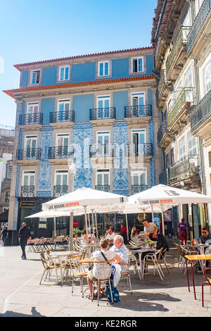 Massen von Touristen, die Bars und Cafes inribeiro Bezirk am Ufer des Douro in Porto, Portugal Stockfoto
