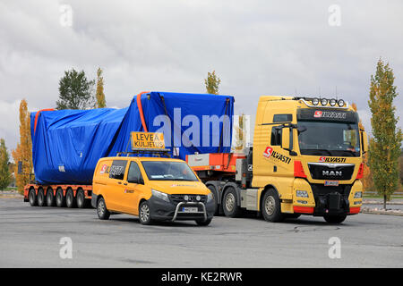 Mariehamn, Finnland - Oktober 13, 2017: gelb MAN TGX 41.640 halb Lkw überbreite Transport und Mercedes-benz pilot Fahrzeug Der silvasti schwer auf t geparkt Stockfoto