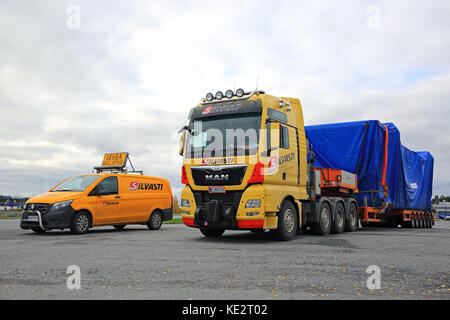 Mariehamn, Finnland - Oktober 13, 2017: gelb MAN TGX 41.640 halb Lkw überbreite Transport und Mb pilot Fahrzeug Der silvasti Schwere auf dem Asphalt geparkt Stockfoto