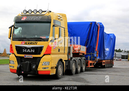 Mariehamn, Finnland - Oktober 13, 2017: gelb MAN TGX 41.640 halb Lkw überbreite Transport von silvasti Schwere auf dem Asphalt Hof von einem Truck Stop geparkt Stockfoto