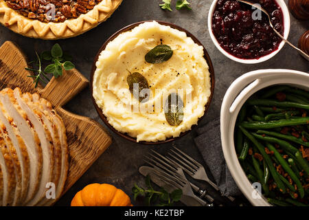 Kartoffelpüree mit Butter und Salbei, Beilage zum Thanksgiving oder Weihnachtsessen overhead Shot Stockfoto