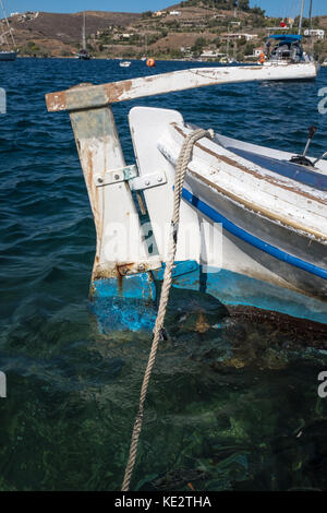 Altes, hölzernes Fischerboot im Hafen verankert Stockfoto