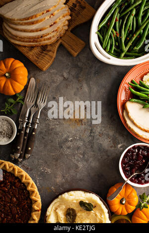 Thanksgiving Tabelle mit der Türkei, grüne Bohnen und Kartoffelpüree overhead Shot Stockfoto