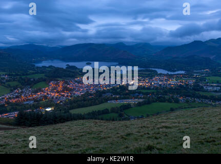 Mit Blick auf Keswick und Derwent Water aus dem latrigg Sicht in der Dämmerung. Stockfoto